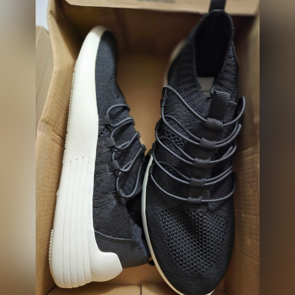 Cushionair  Black and White Sneakers